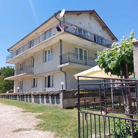 Krimski Guest House And Bungalows Bjala Exteriör bild