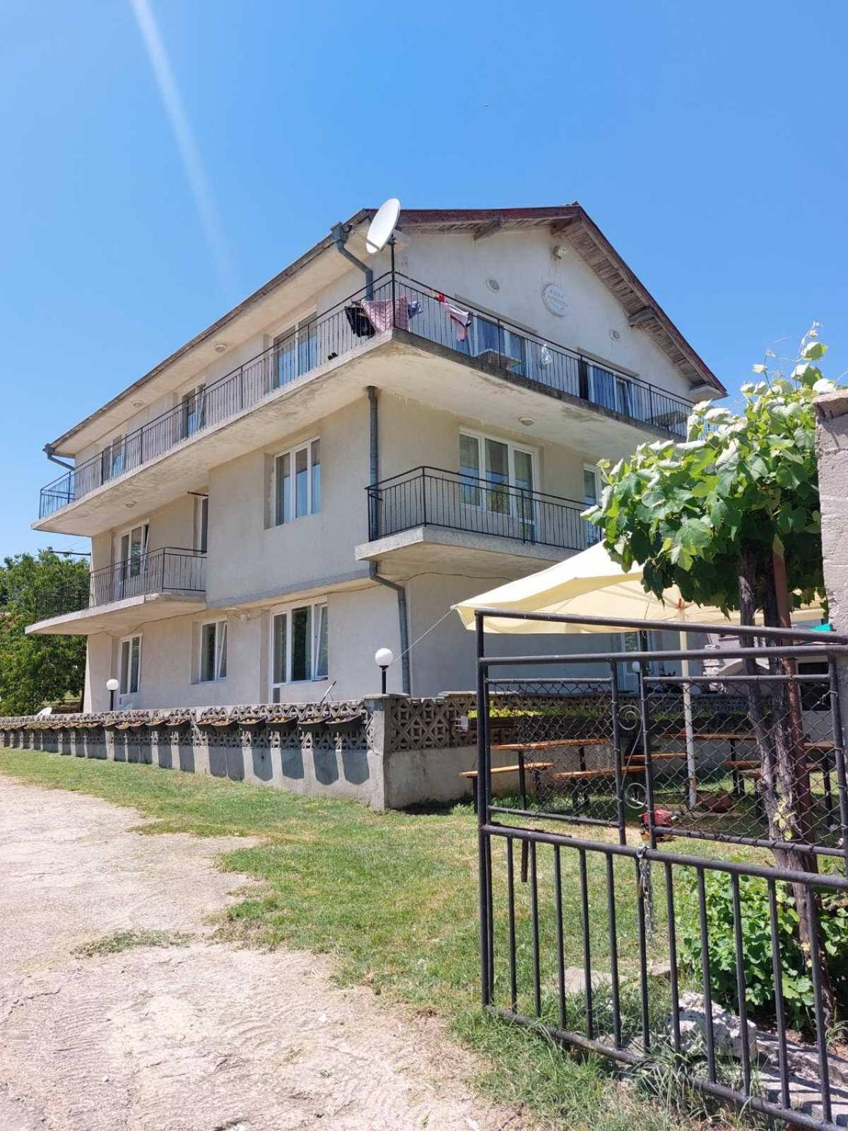 Krimski Guest House And Bungalows Bjala Exteriör bild